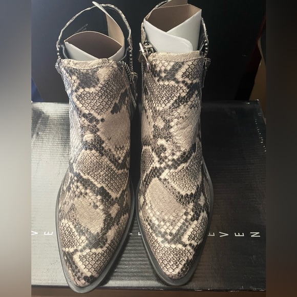Steve Madden snakeskin booties size 9.5 NIB - Picture 2 of 4
